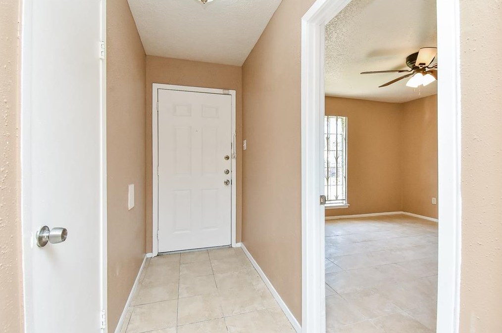 6122 Heatherbloom Dr, Houston TX  77085-3206 exterior