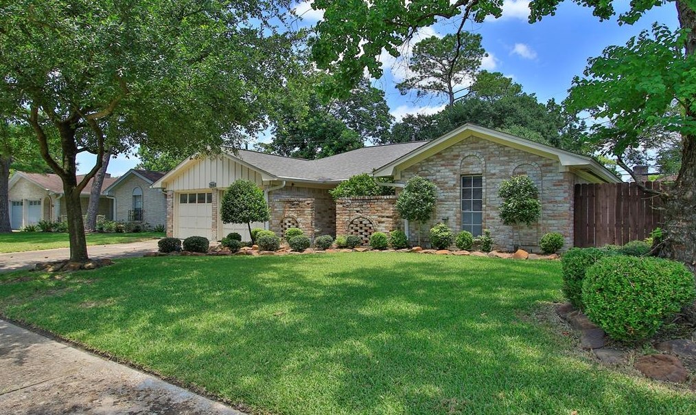 7010 Pine Grove Dr, Houston, TX 77092-1215