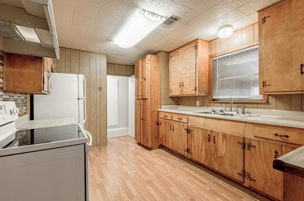 1576 Old Woodville Rd, Livingston, TX 77351
