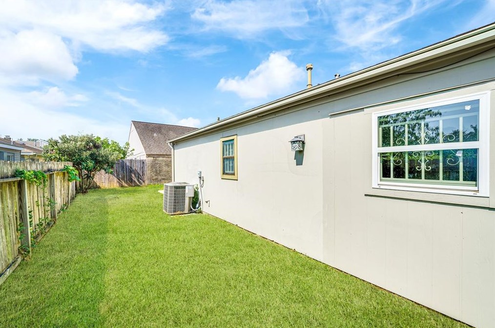 11111 Bandlon Dr, Houston TX  77072-1908 exterior