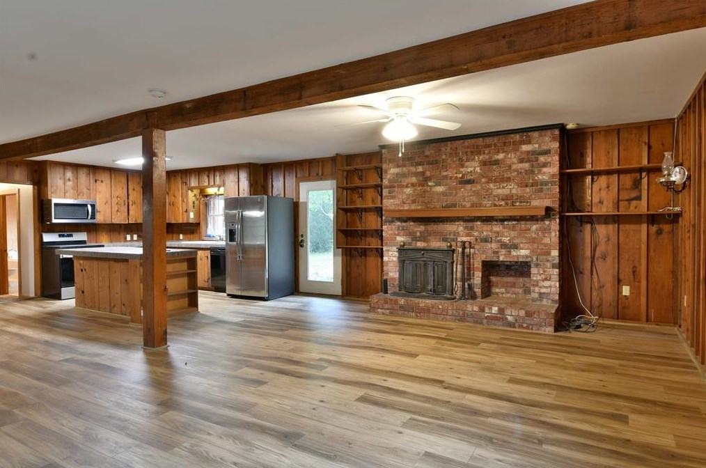 707 New Years Creek Ln, Brenham, TX 77833
