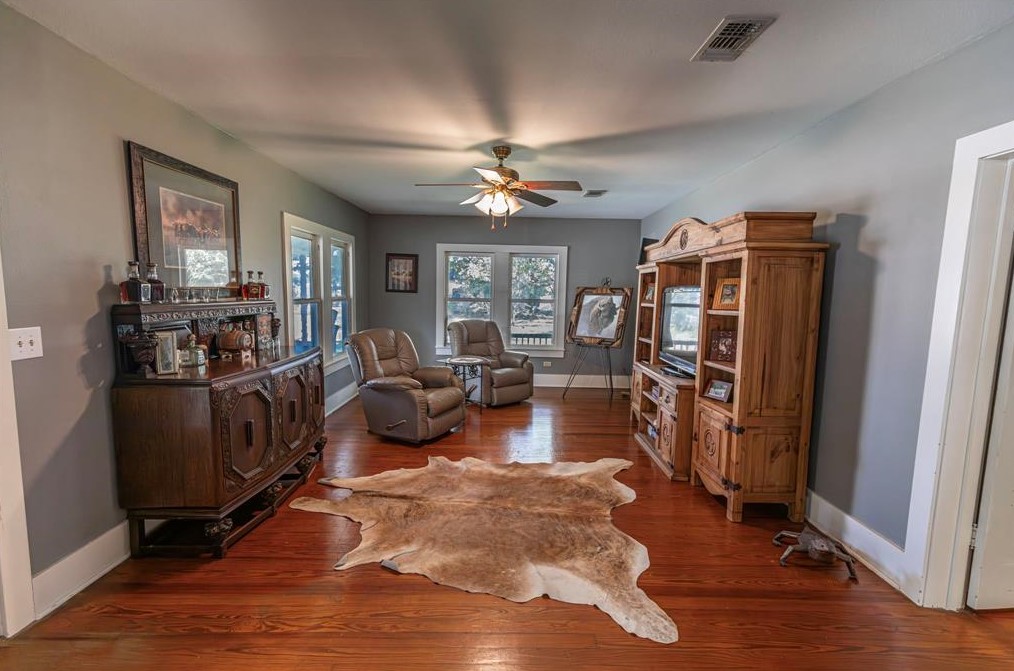 23 W Palm St, Bellvue, TX 77418