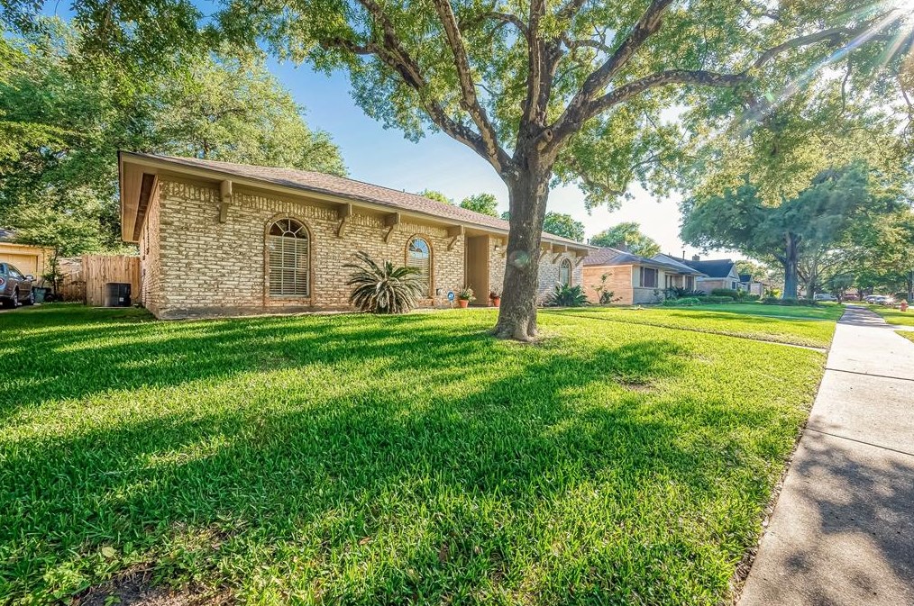 1118 Laurel Valley Dr, Houston, TX 77062
