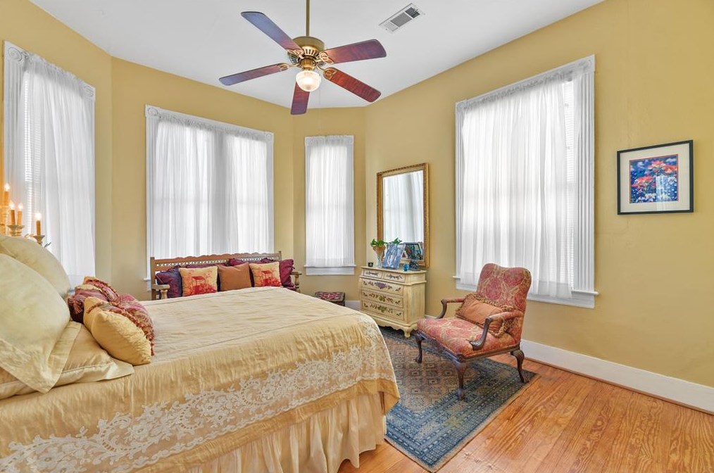 810 Winnie St, Galveston TX 77550-5133 exterior