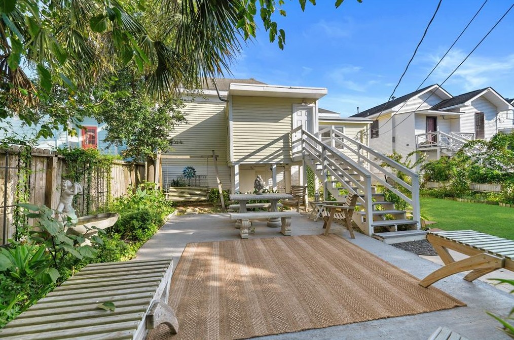 810 Winnie St, Galveston TX 77550-5133 exterior