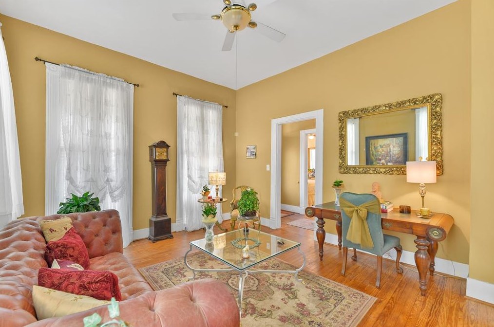 810 Winnie St, Galveston TX 77550-5133 exterior