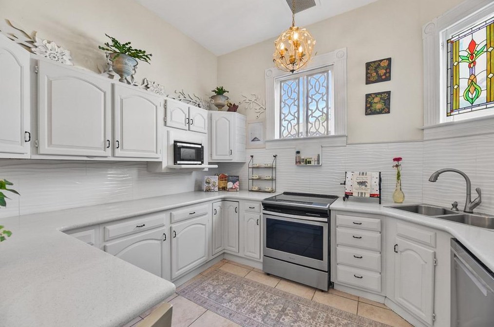 810 Winnie St, Galveston TX 77550-5133 exterior