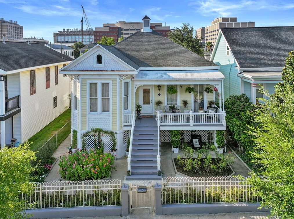 810 Winnie St, Galveston TX 77550-5133 exterior