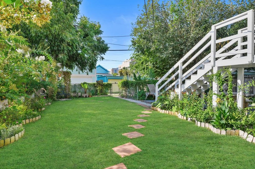 810 Winnie St, Galveston TX 77550-5133 exterior