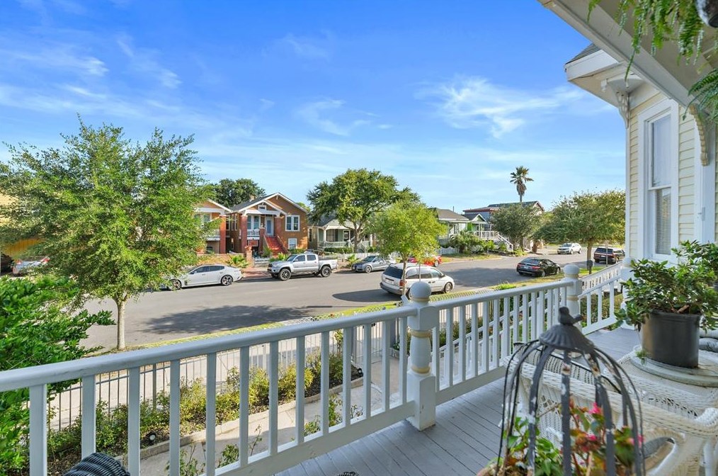 810 Winnie St, Galveston TX 77550-5133 exterior