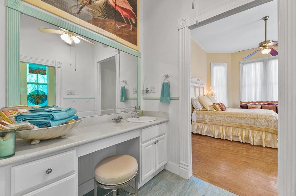 810 Winnie St, Galveston TX 77550-5133 exterior