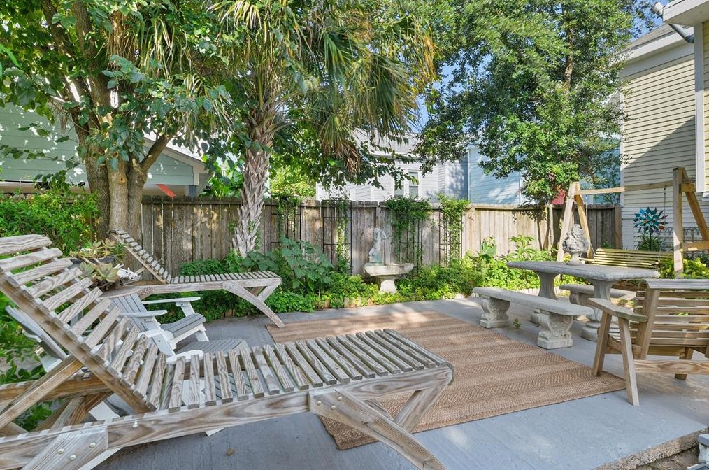 810 Winnie St, Galveston TX 77550-5133 exterior