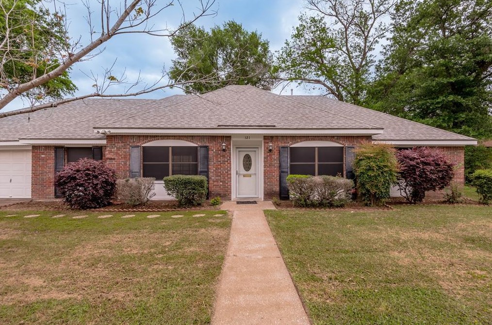 121 Elmwood St, Huntsville, TX 77320