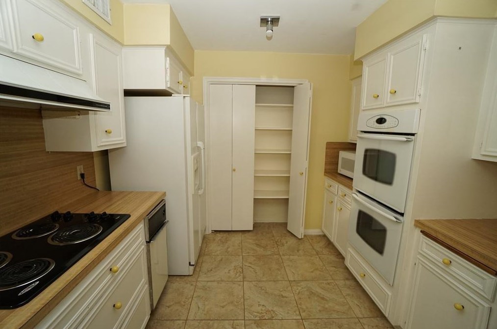 7830 Rollingbrook Dr, Houston TX  77071-1707 exterior