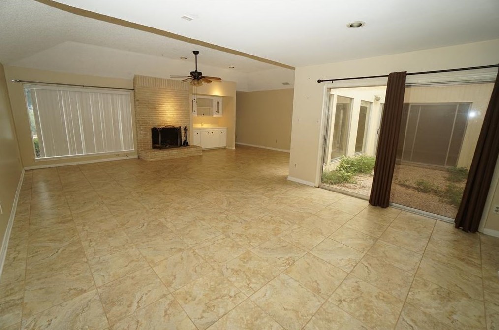 7830 Rollingbrook Dr, Houston, TX 77071