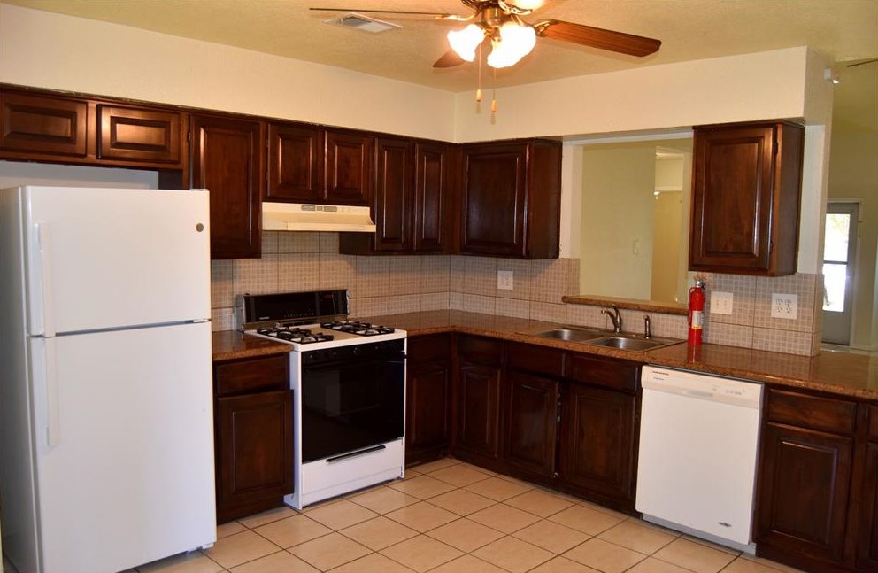 10106 Sageyork Dr, Houston TX  77089-1122 exterior