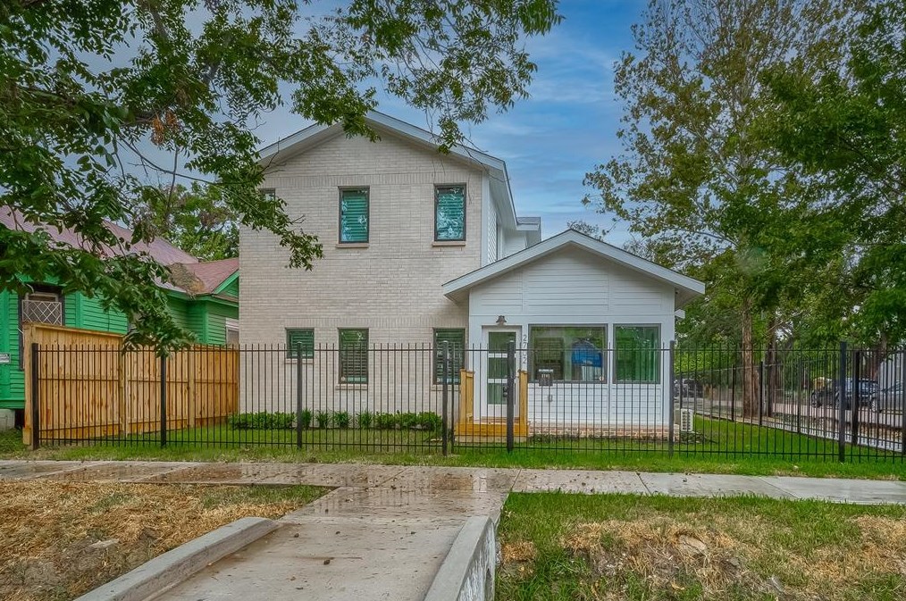 2702 Delano St, Houston, TX 77004-1642