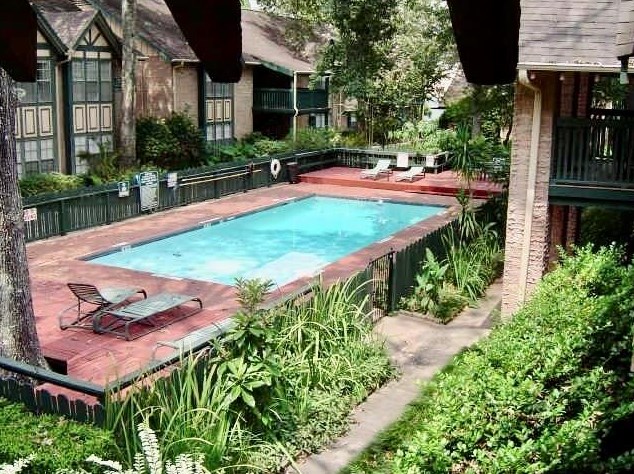 8233 Kingsbrook Rd, Houston TX  77024-3389 exterior