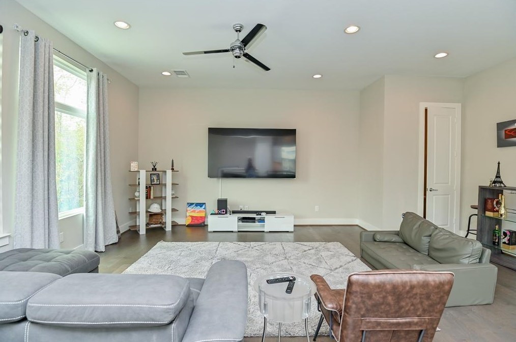 2404 Maxroy St, Houston TX  77007-1063 exterior