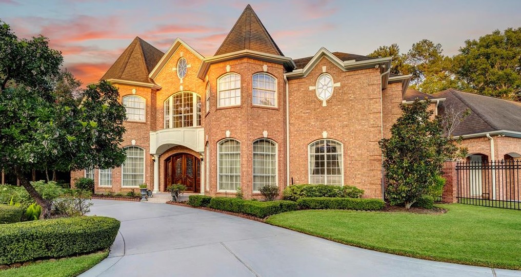 2 Baker Cove St, Houston, TX 77024-6739