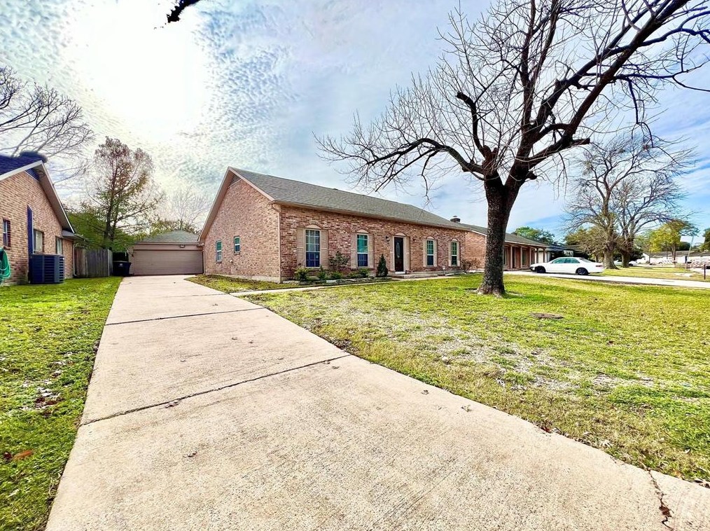 11515 Bandlon Dr, Houston TX  77072-1907 exterior
