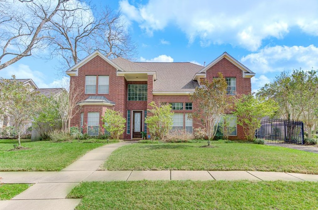 627 Winston Ln, Sugar Land, TX 77479