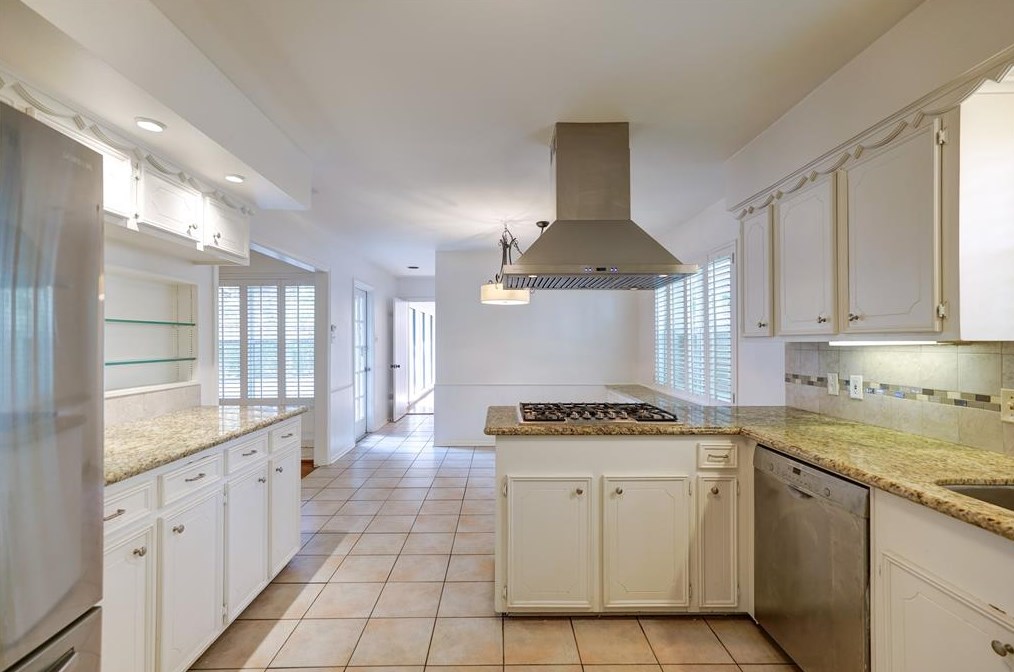 938 Magdalene Dr, Houston TX  77024-2611 exterior