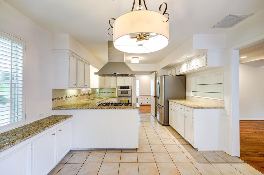 938 Magdalene Dr, Houston TX  77024-2611 exterior