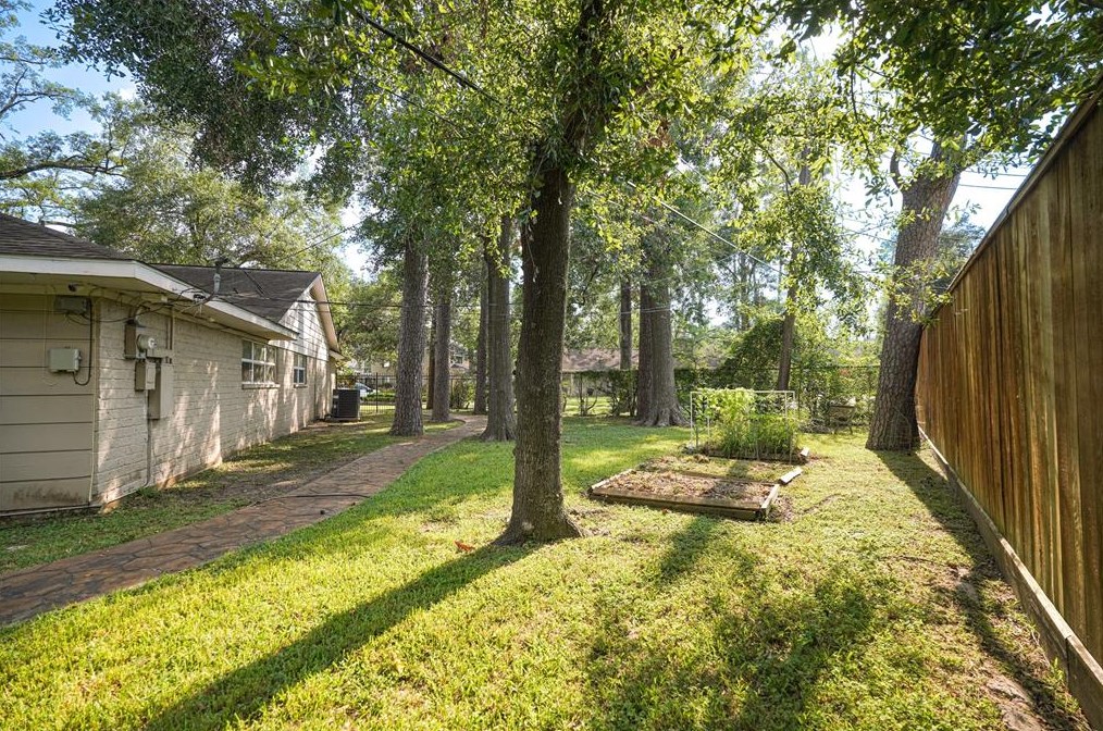 938 Magdalene Dr, Houston TX  77024-2611 exterior
