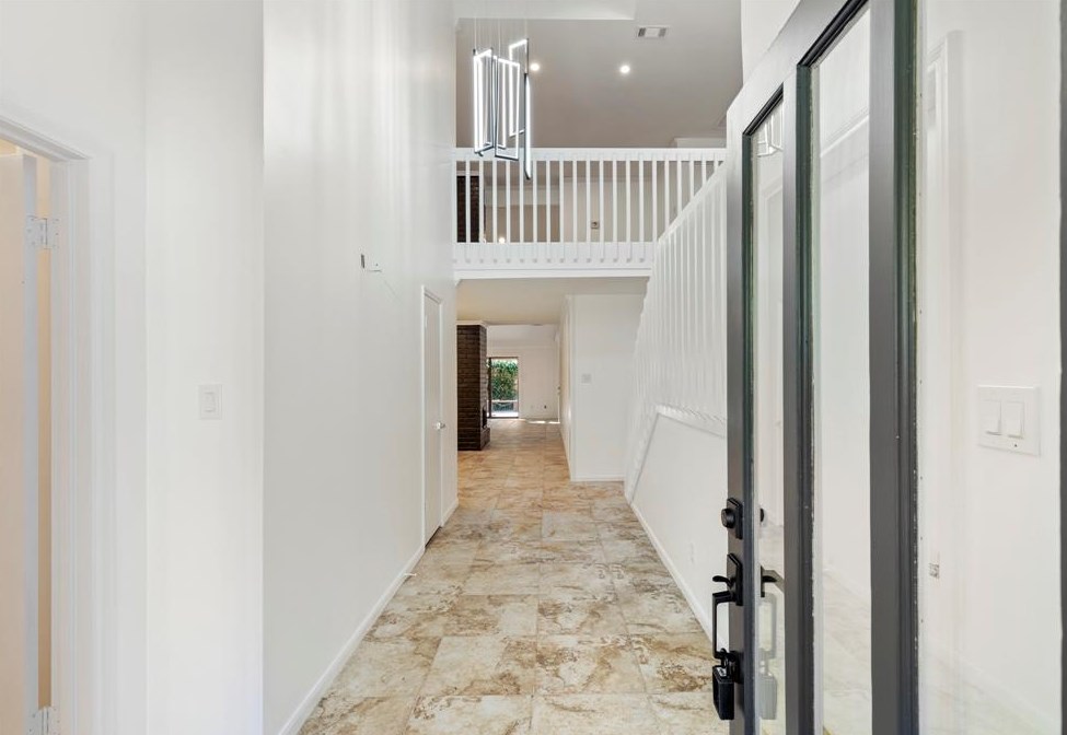 922 Enclave Pkwy, Houston, TX 77077