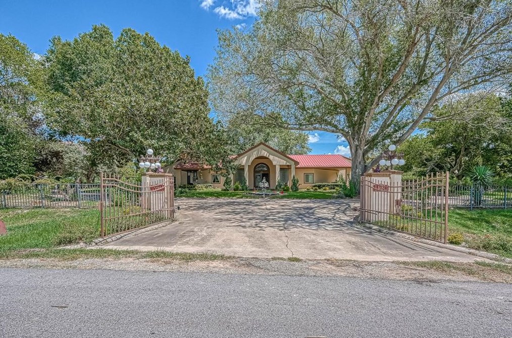 505 Cottonwood Ct, Sealy, TX 77474