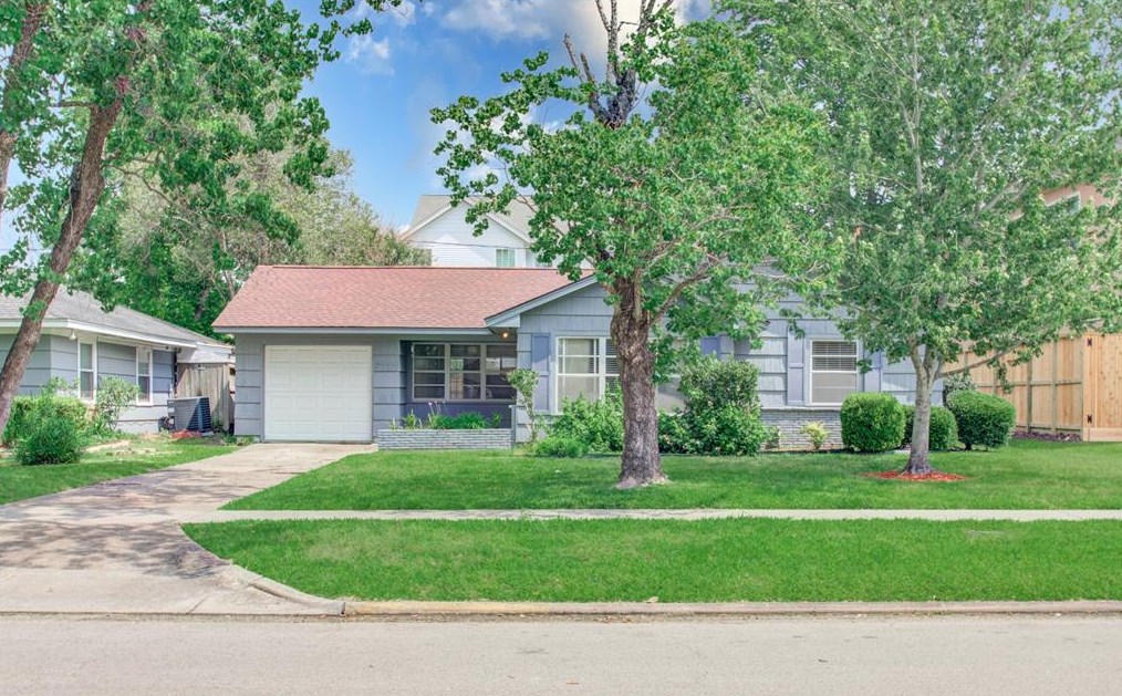 5232 Mimosa Dr, Bellaire, TX 77401