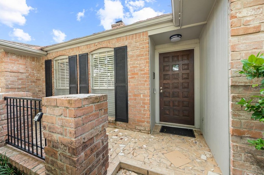 9719 Wickenburg Dr, Houston TX  77031-3128 exterior