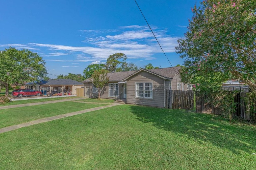 1113 Felder St, White Hall, TX 77868