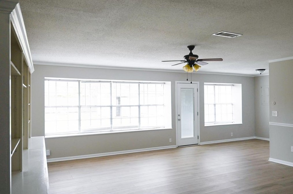 619 W Mahan St, Richwood, TX 77531