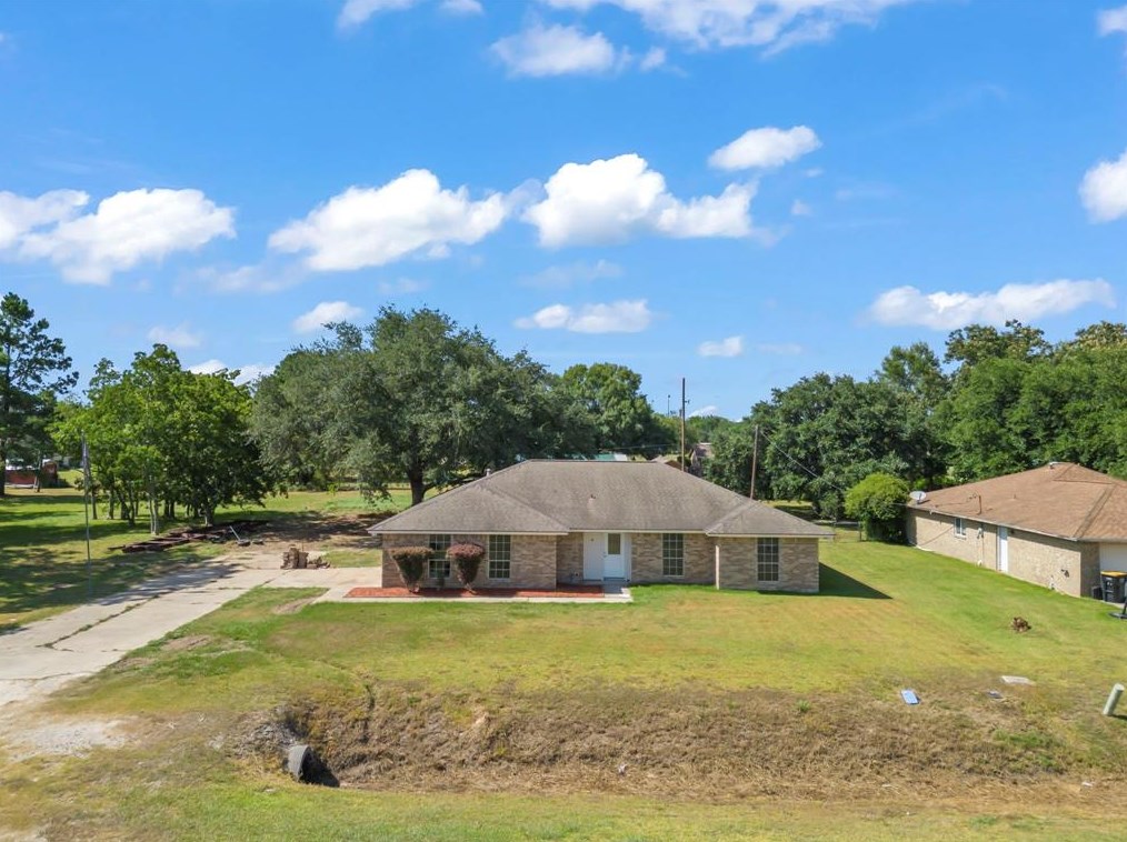 1011 Belton Ln, Anahuac, TX