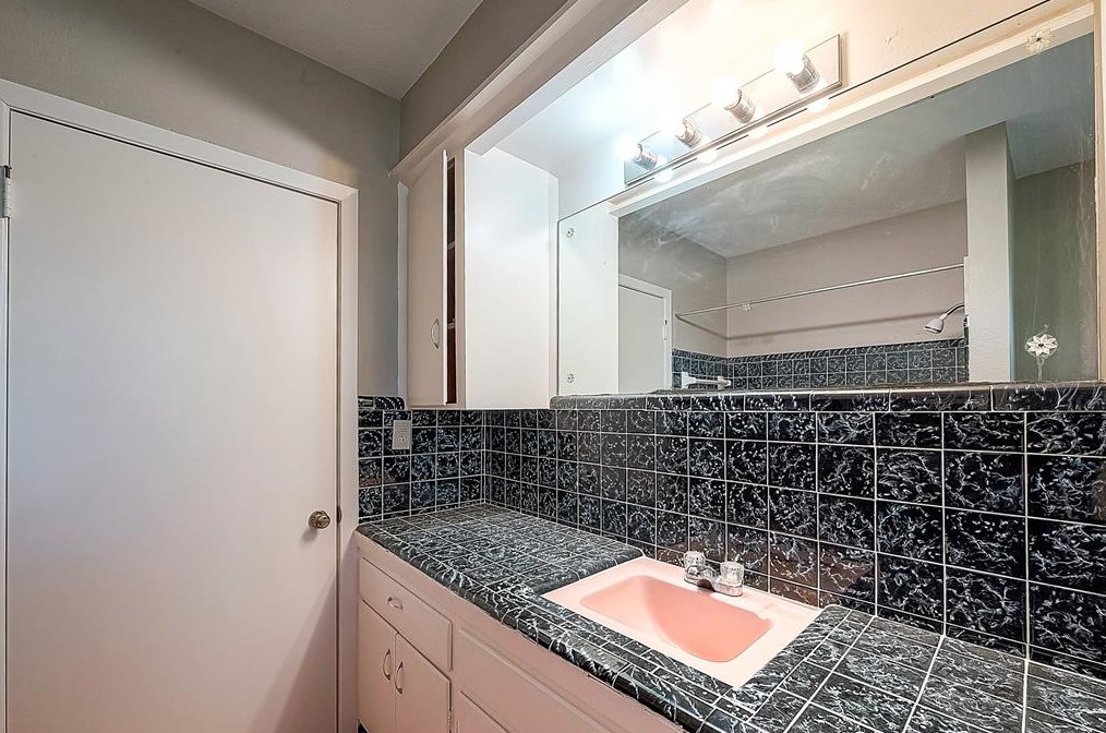 4207 Marlborough, Houston TX  77092-7531 exterior