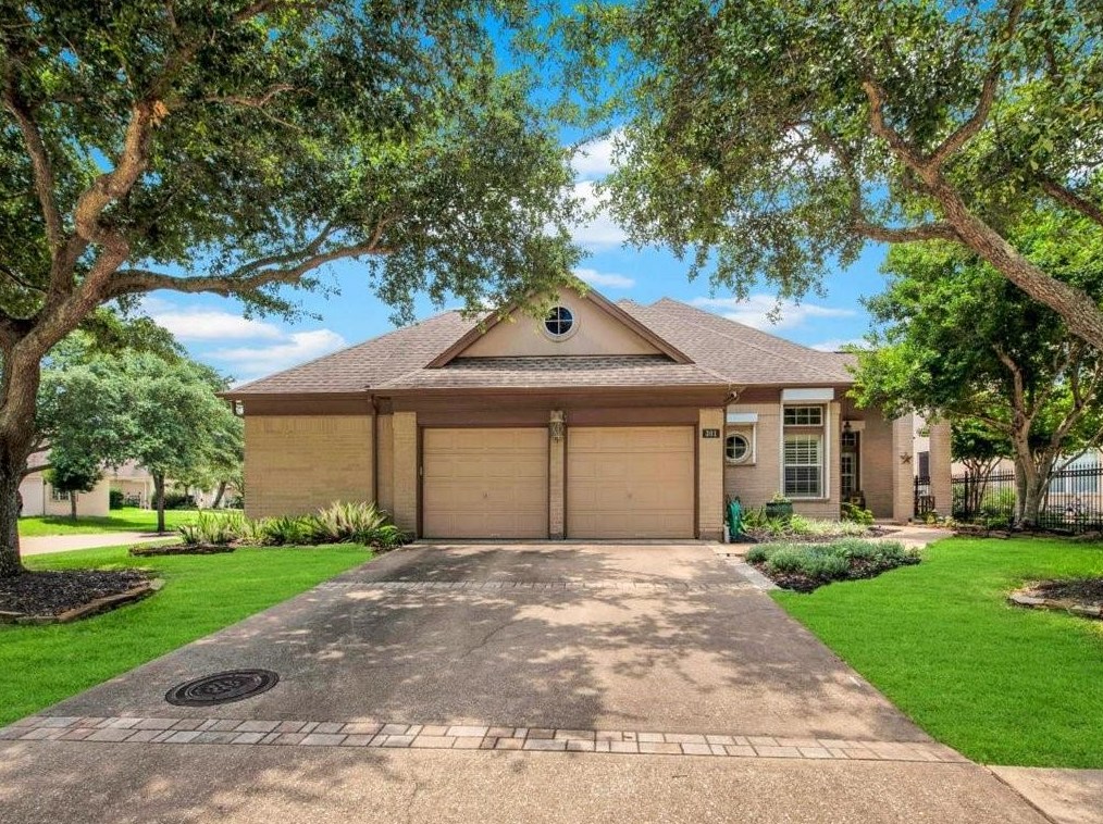 301 Lago Vista St, Kemah, TX 77565-2178
