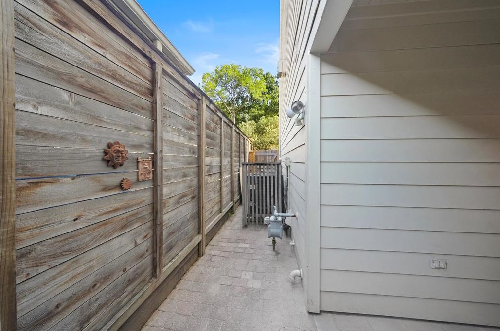 3531 Yupon, Houston TX  77006-4842 exterior