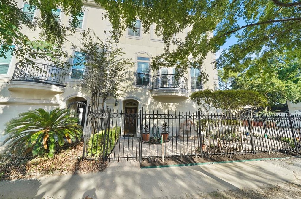 3531 Yupon St, Houston, TX 77006-4215