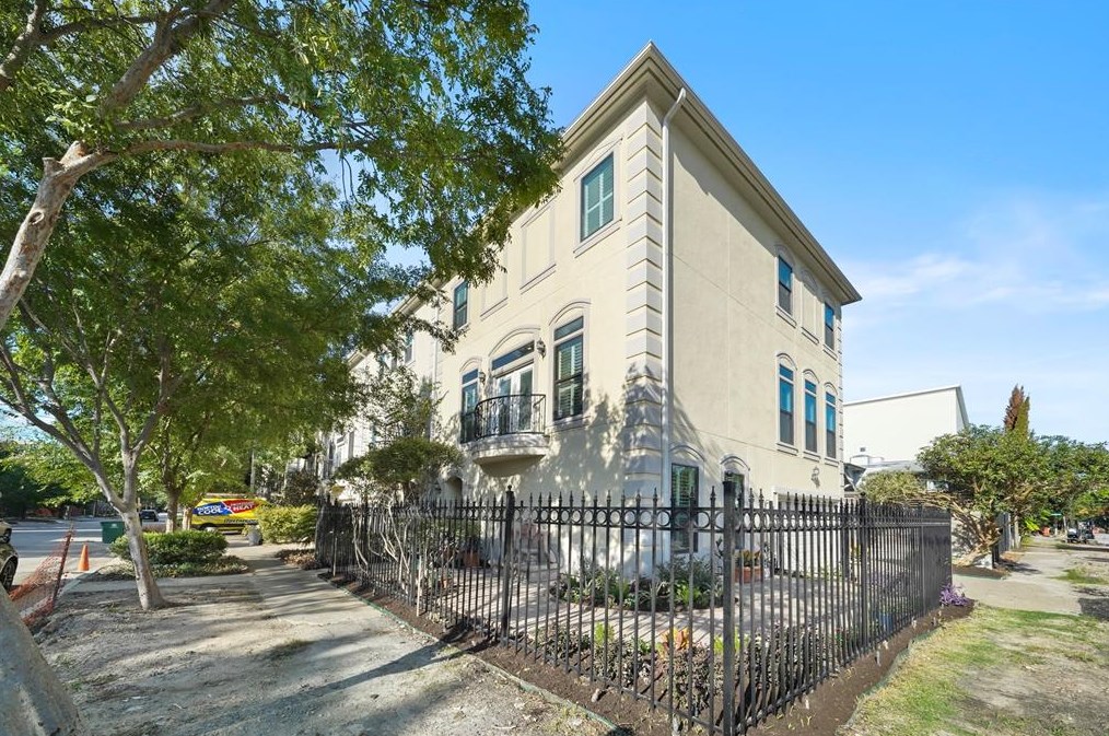 3531 Yupon, Houston TX  77006-4842 exterior