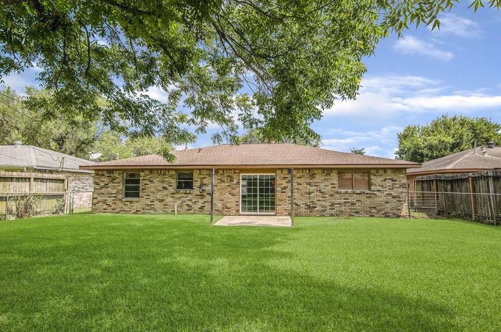 1105 E Brown Ln, Deer Park, TX 77536