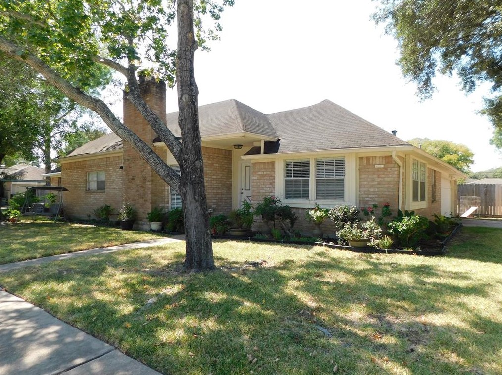 1223 Ashwood Dr, Sugar Land TX  77498-2722 exterior