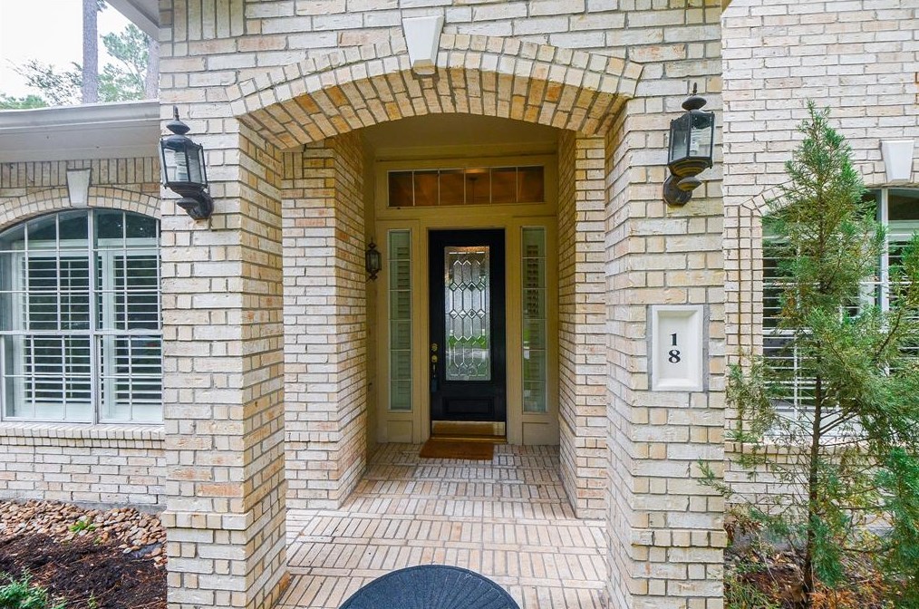 18 E Knightsbridge Dr, Conroe, TX 77385