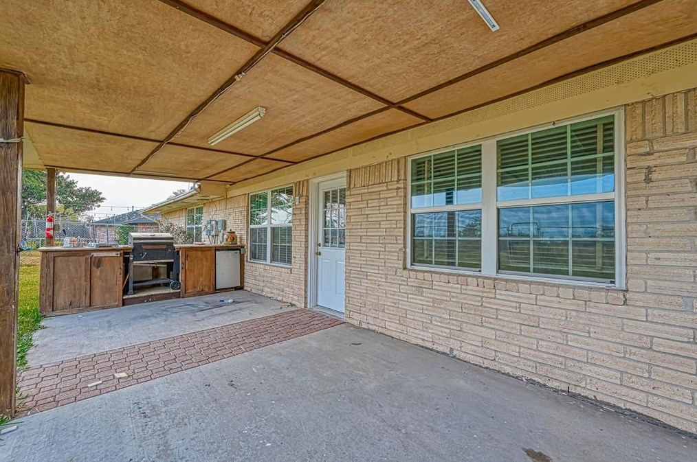 1046 Shady Trail Ln, Houston TX  77038-1833 exterior