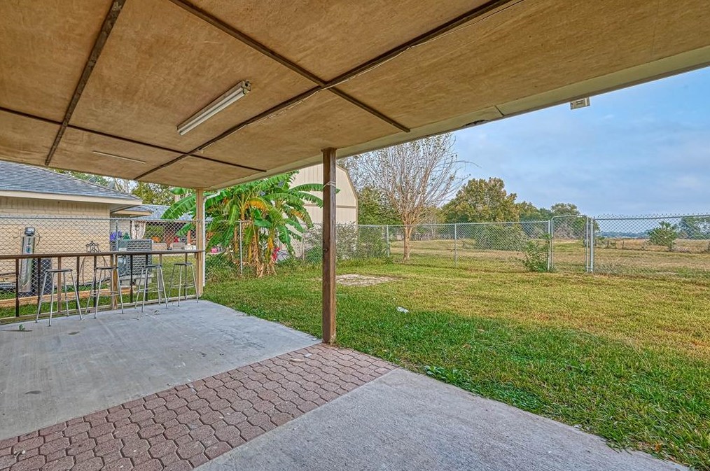 1046 Shady Trail Ln, Houston TX  77038-1833 exterior