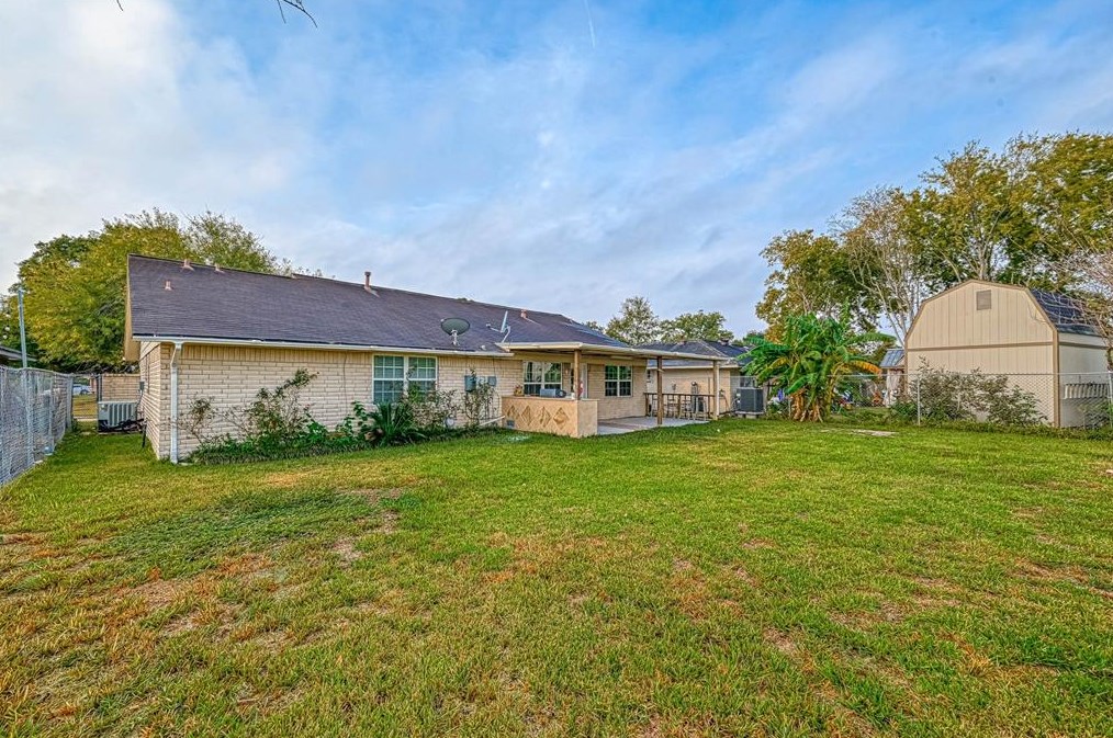 1046 Shady Trail Ln, Houston TX  77038-1833 exterior