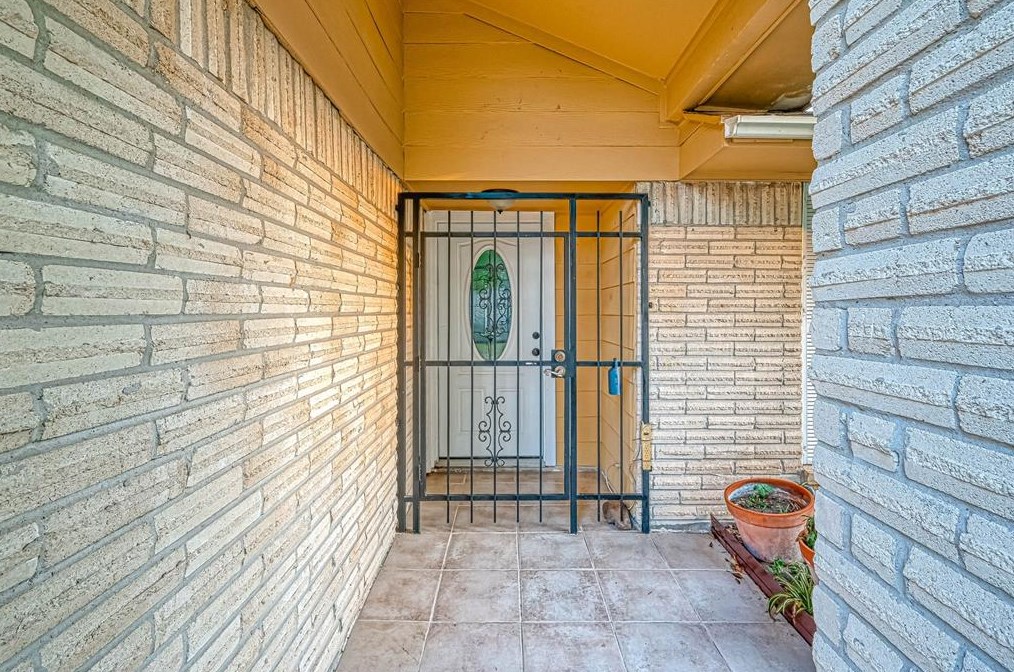 1046 Shady Trail Ln, Houston TX  77038-1833 exterior