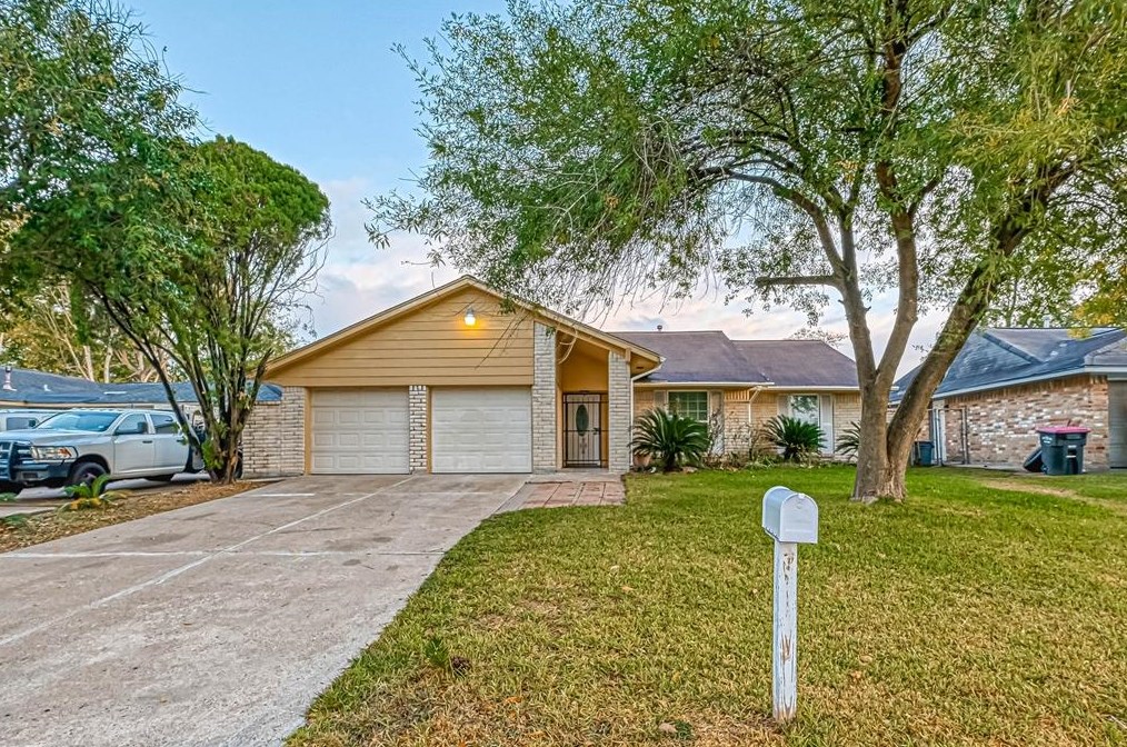 1046 Shady Trail Ln, Houston TX  77038-1833 exterior