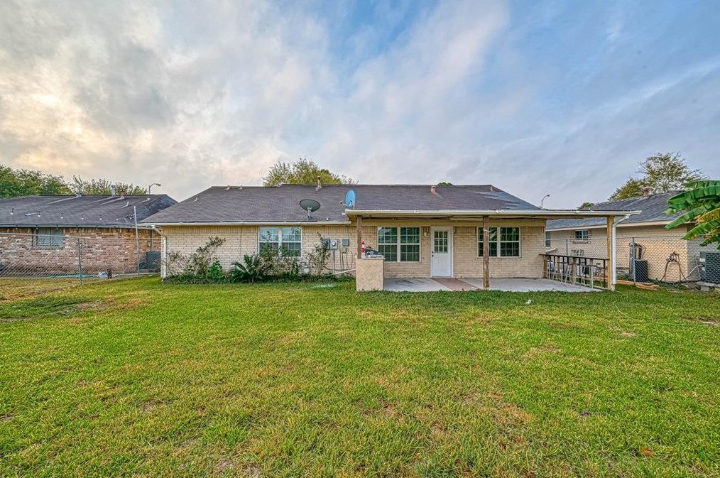 1046 Shady Trail Ln, Houston TX  77038-1833 exterior